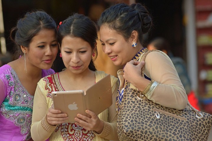 Nepali_women_with_iPad